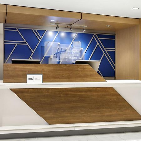 Holiday Inn Express Dallas Market Center By Ihg Exterior photo