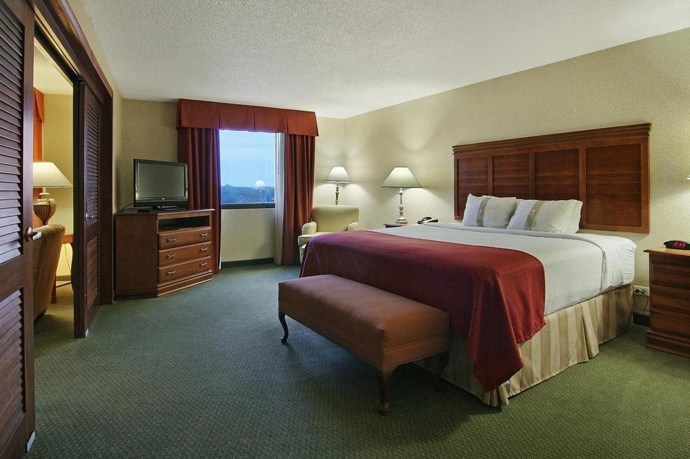 Holiday Inn Express Dallas Market Center By Ihg Exterior photo