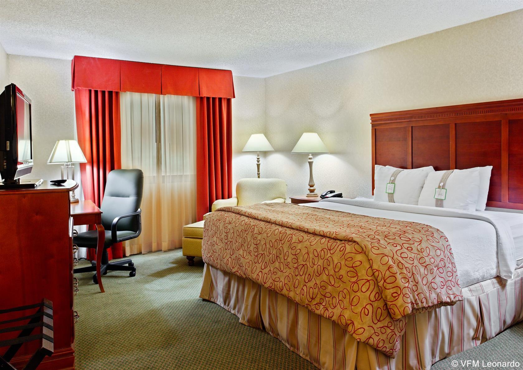 Holiday Inn Express Dallas Market Center By Ihg Exterior photo