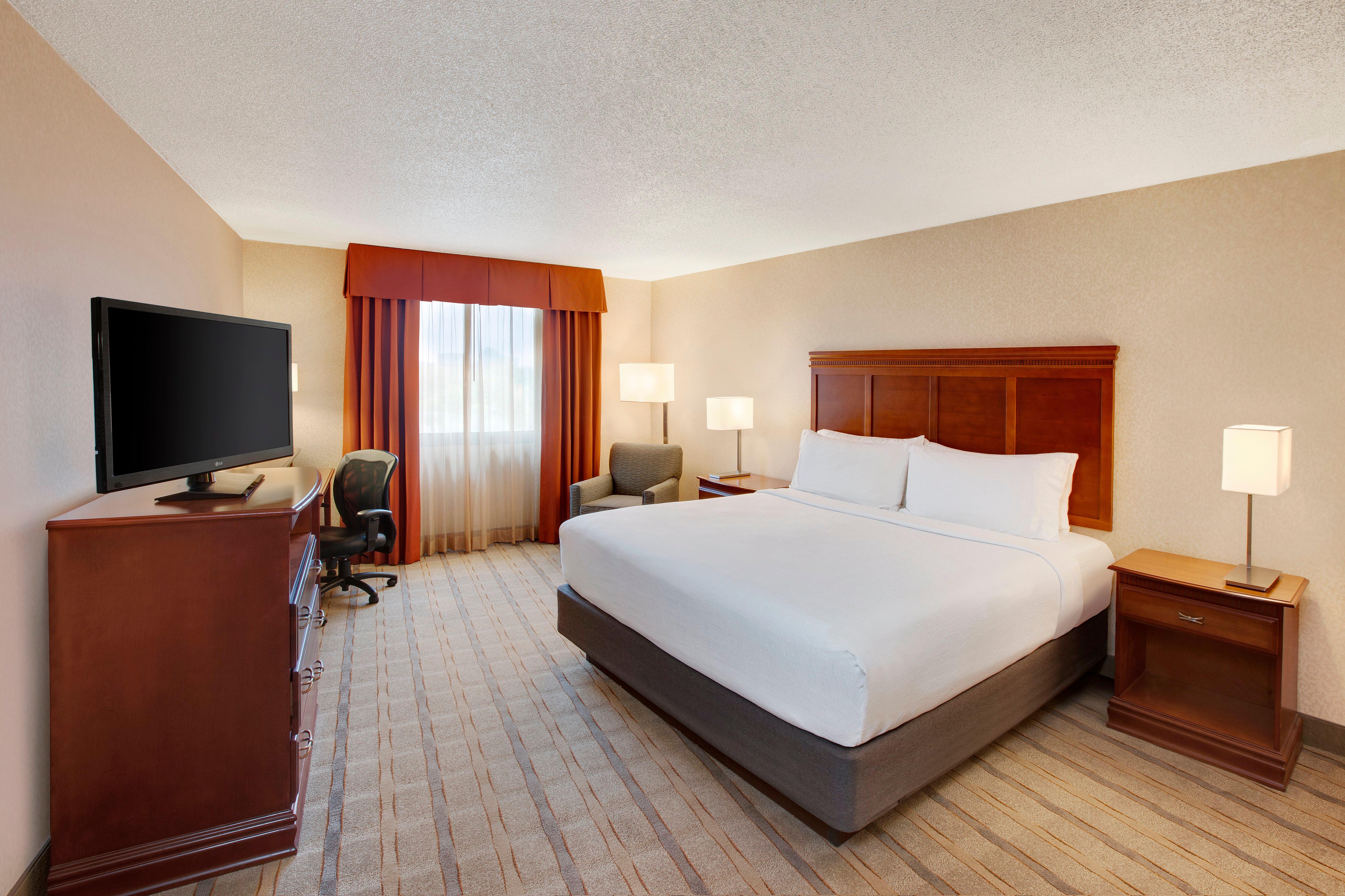 Holiday Inn Express Dallas Market Center By Ihg Exterior photo