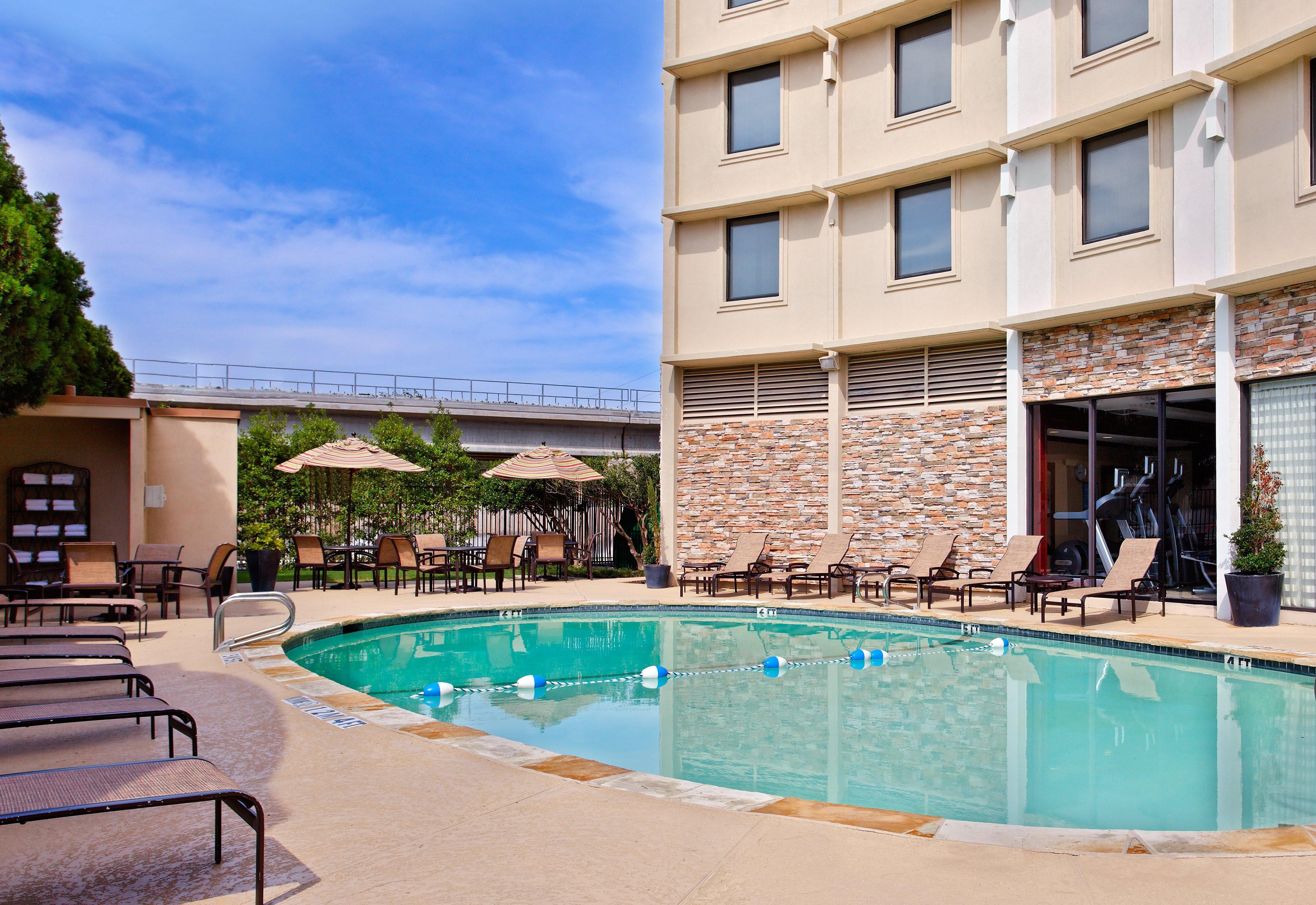Holiday Inn Express Dallas Market Center By Ihg Exterior photo