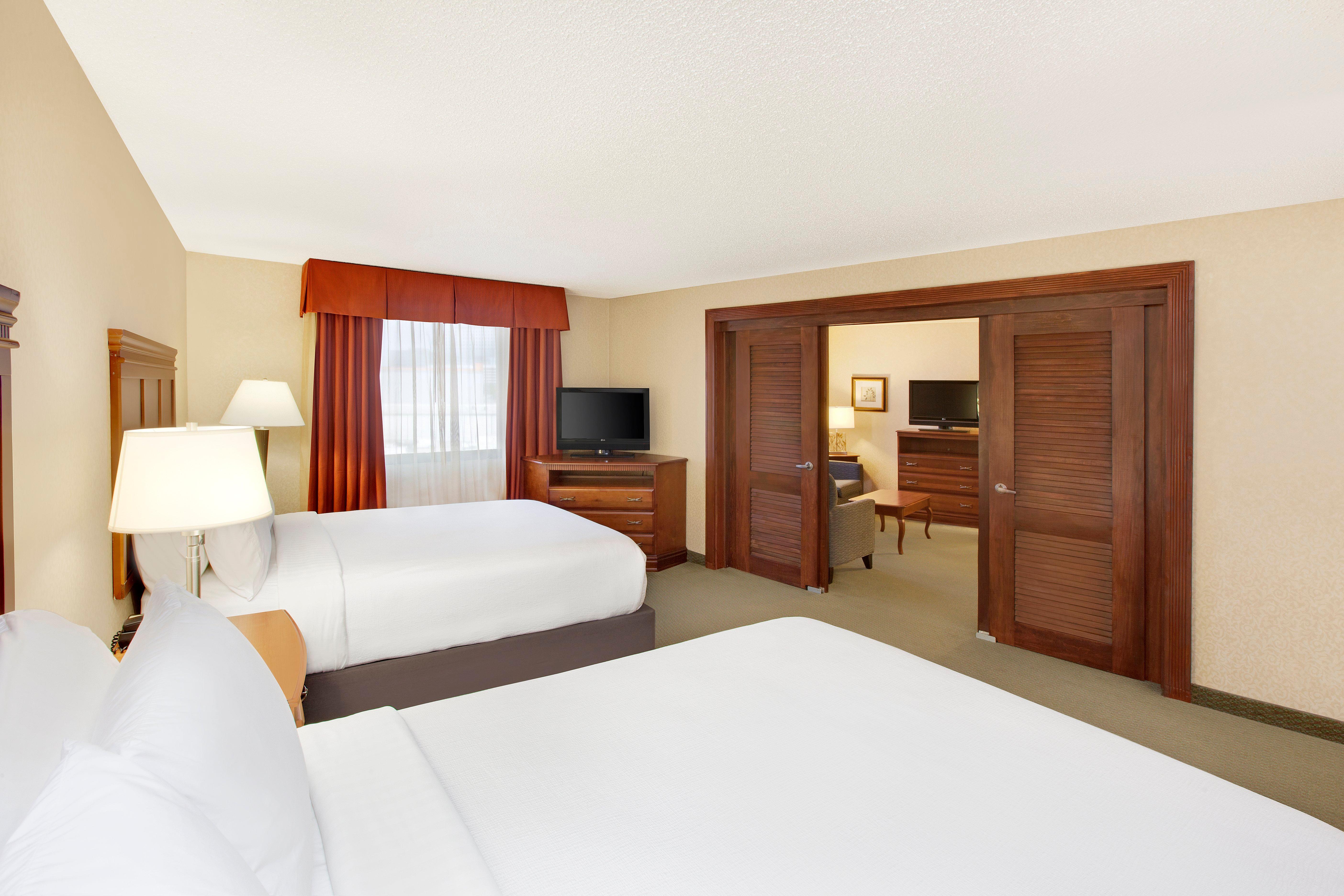 Holiday Inn Express Dallas Market Center By Ihg Exterior photo