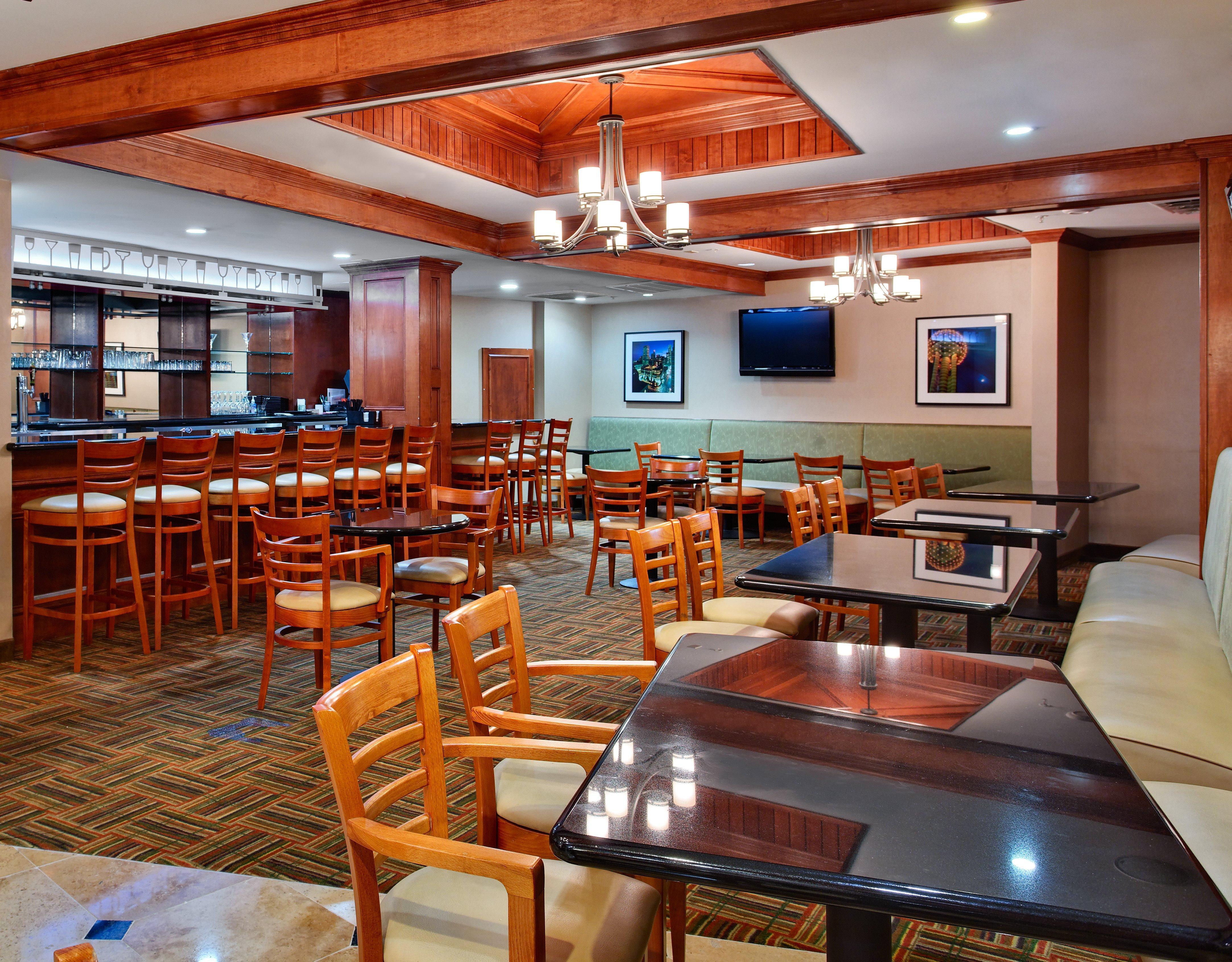 Holiday Inn Express Dallas Market Center By Ihg Exterior photo