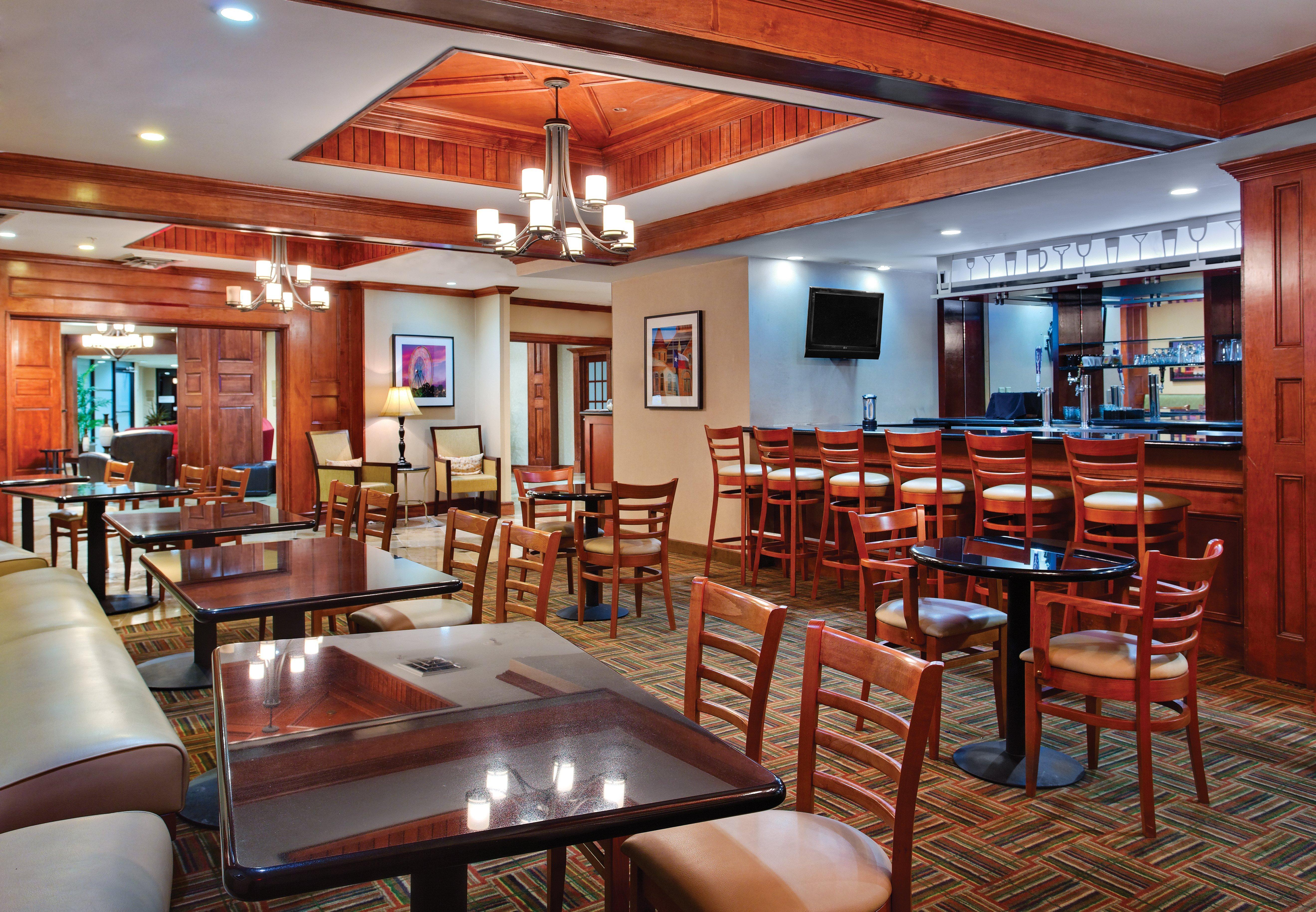 Holiday Inn Express Dallas Market Center By Ihg Exterior photo