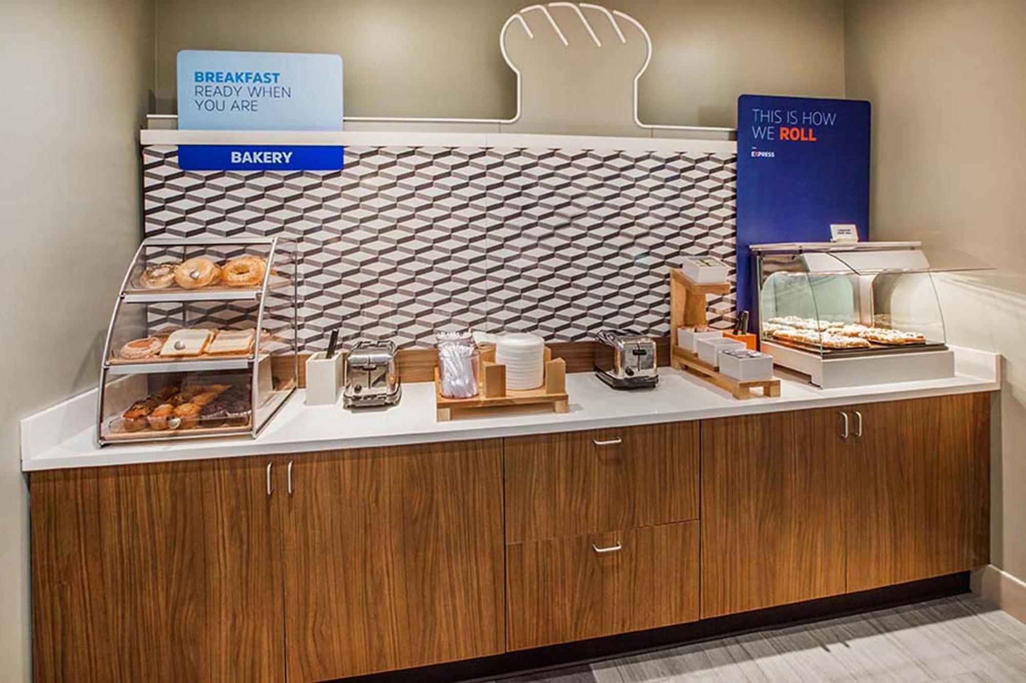 Holiday Inn Express Dallas Market Center By Ihg Exterior photo