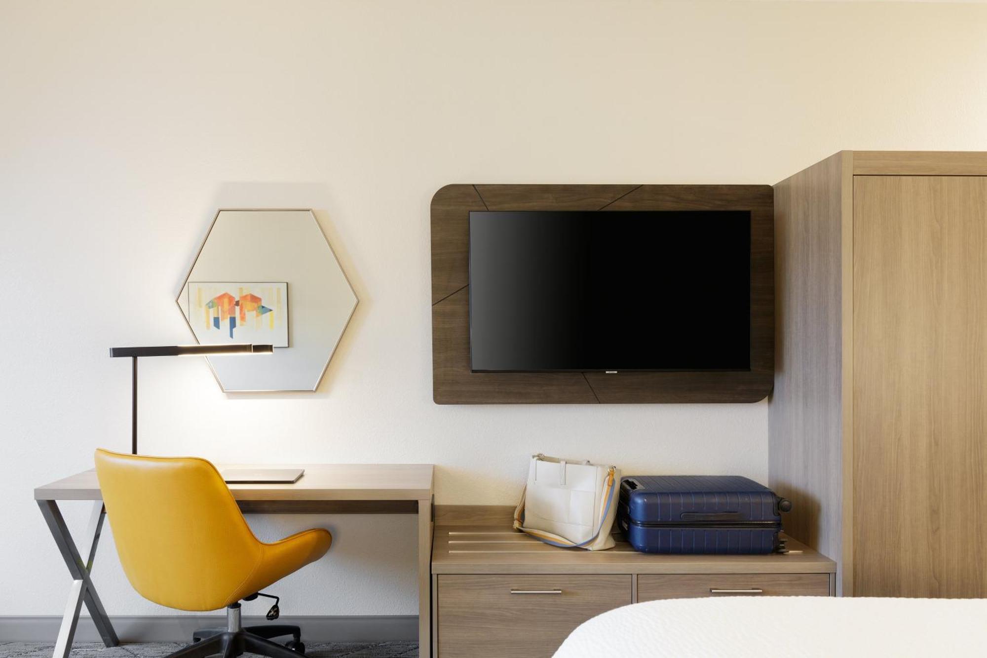 Holiday Inn Express Dallas Market Center By Ihg Exterior photo