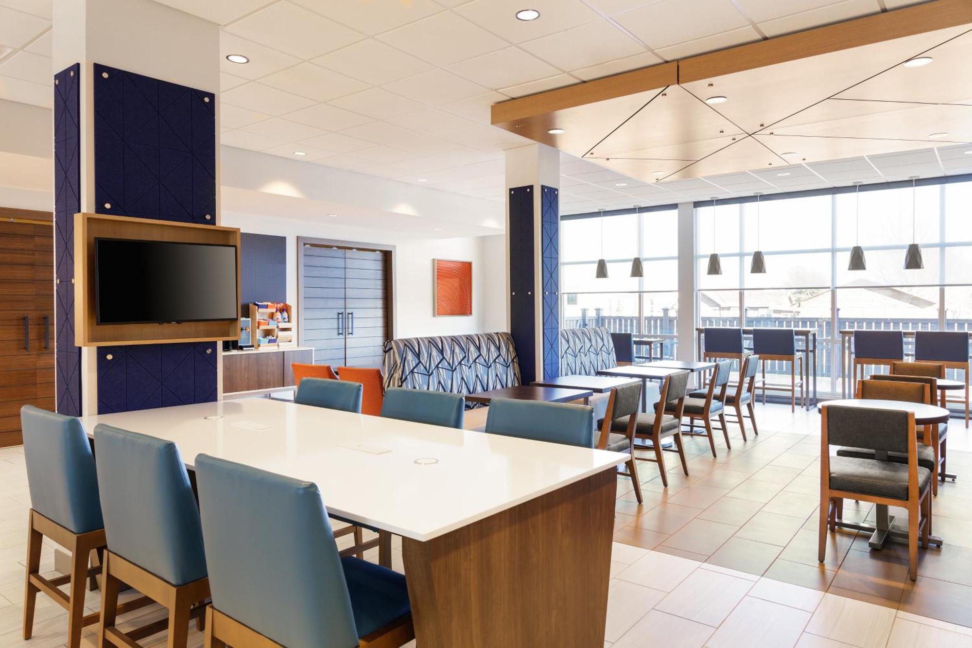 Holiday Inn Express Dallas Market Center By Ihg Exterior photo