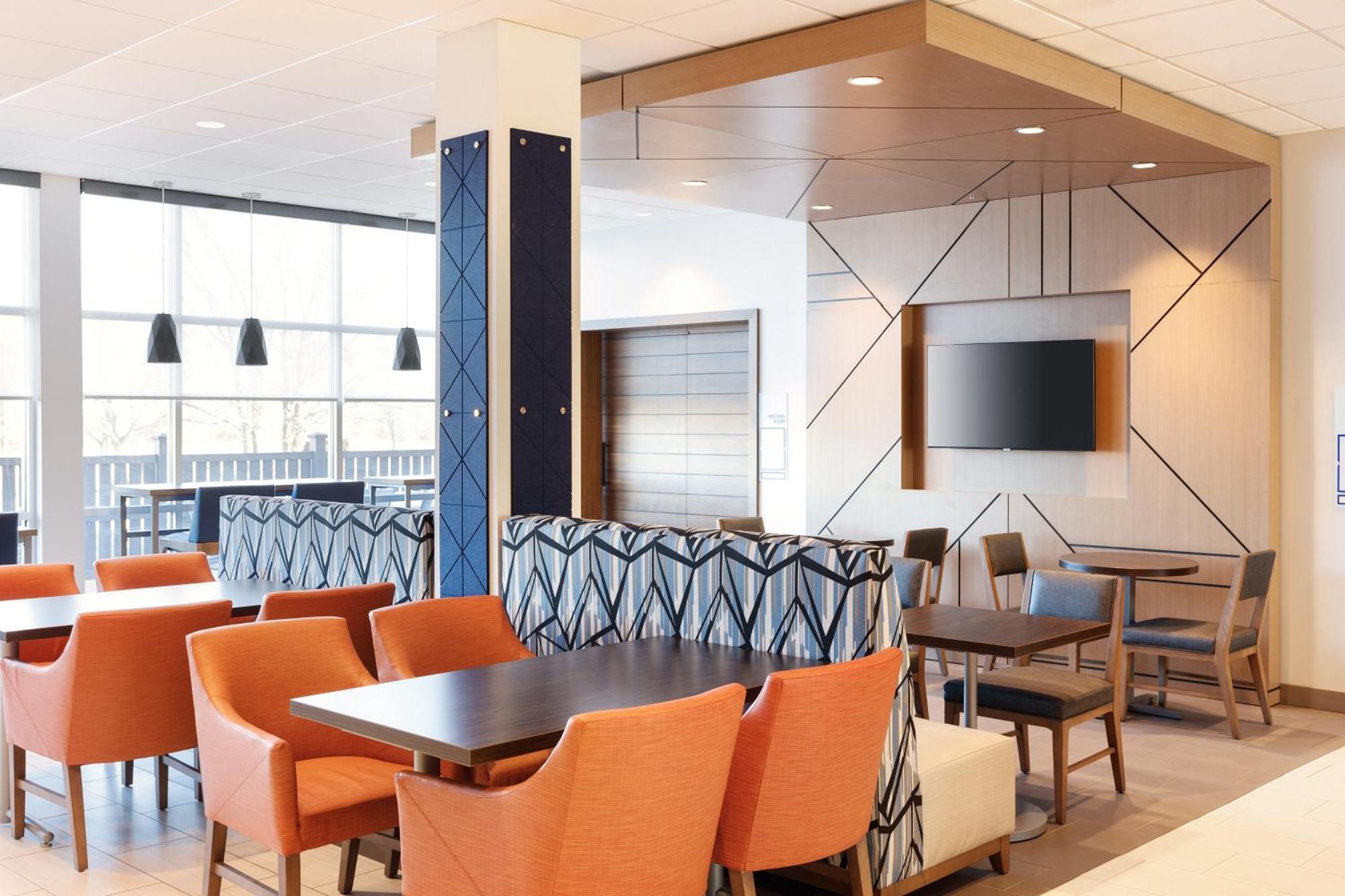 Holiday Inn Express Dallas Market Center By Ihg Exterior photo