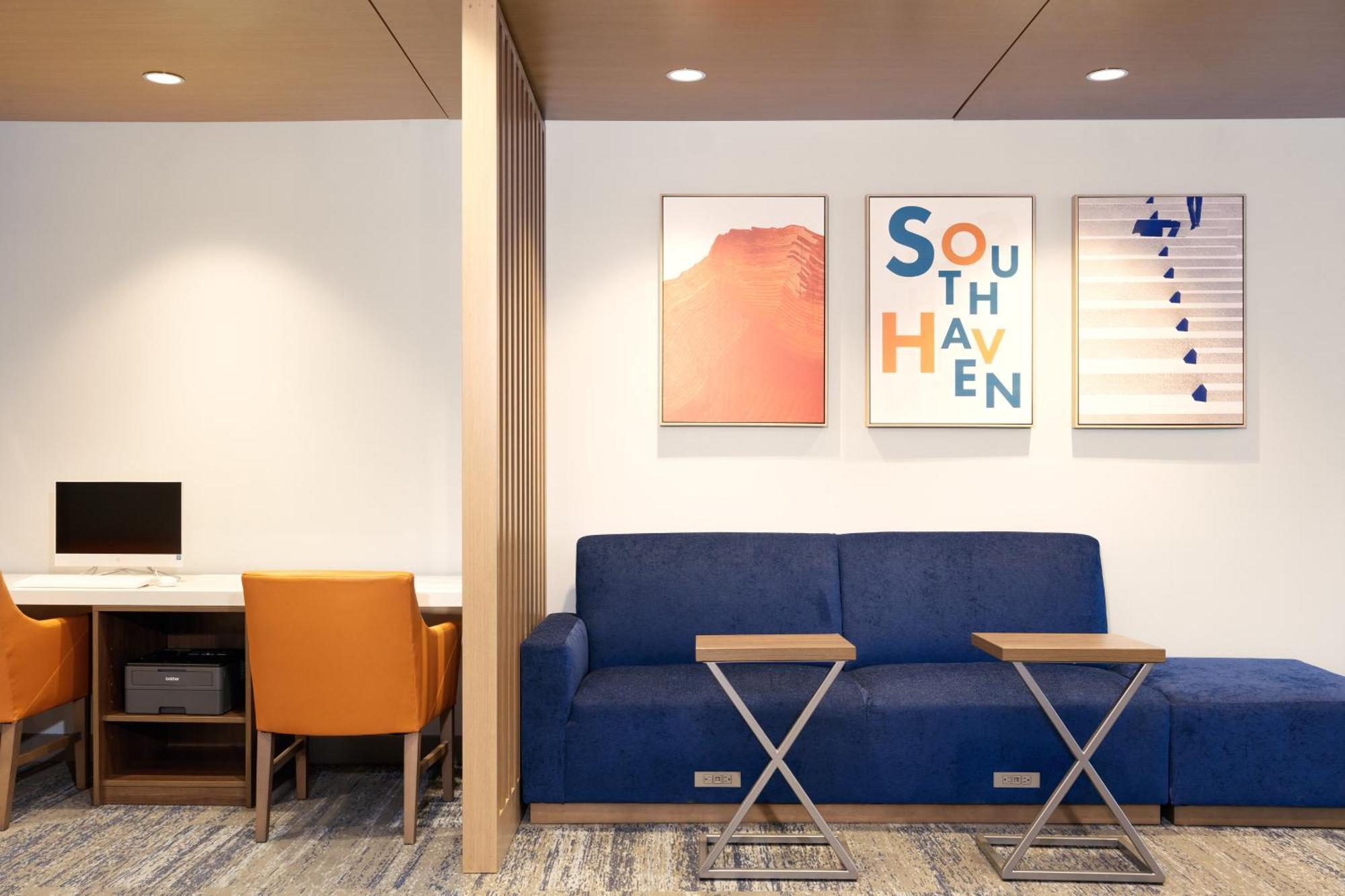 Holiday Inn Express Dallas Market Center By Ihg Exterior photo