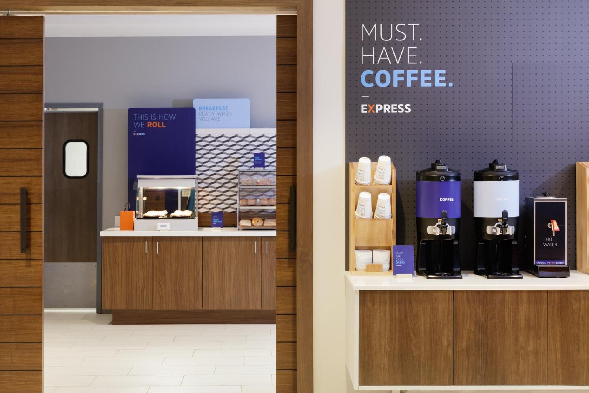Holiday Inn Express Dallas Market Center By Ihg Exterior photo