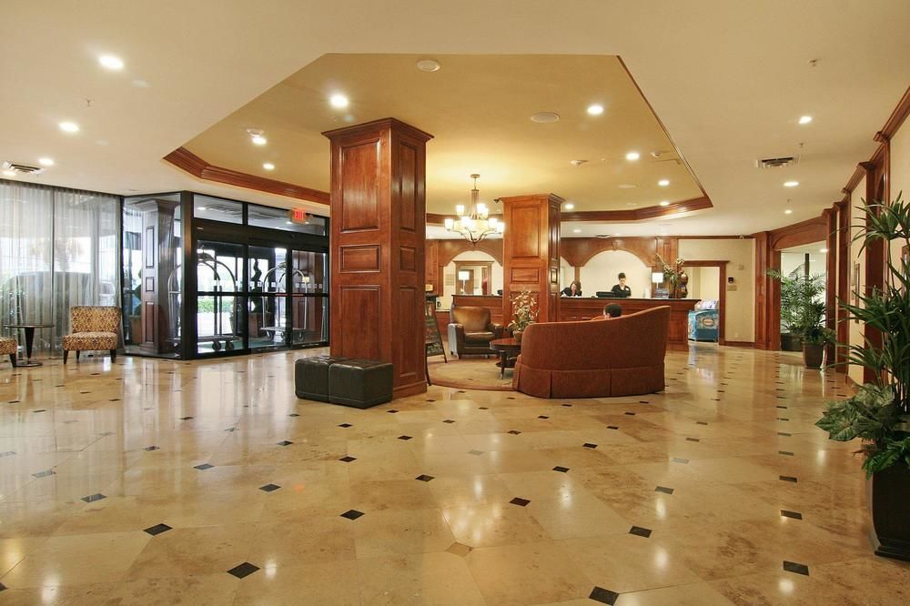 Holiday Inn Express Dallas Market Center By Ihg Exterior photo
