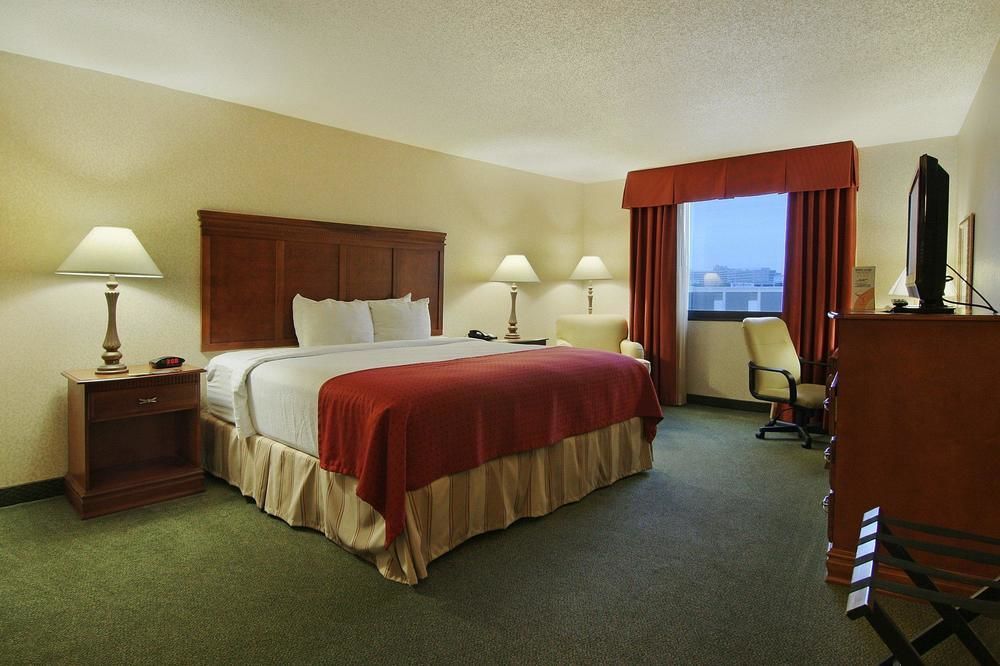 Holiday Inn Express Dallas Market Center By Ihg Exterior photo