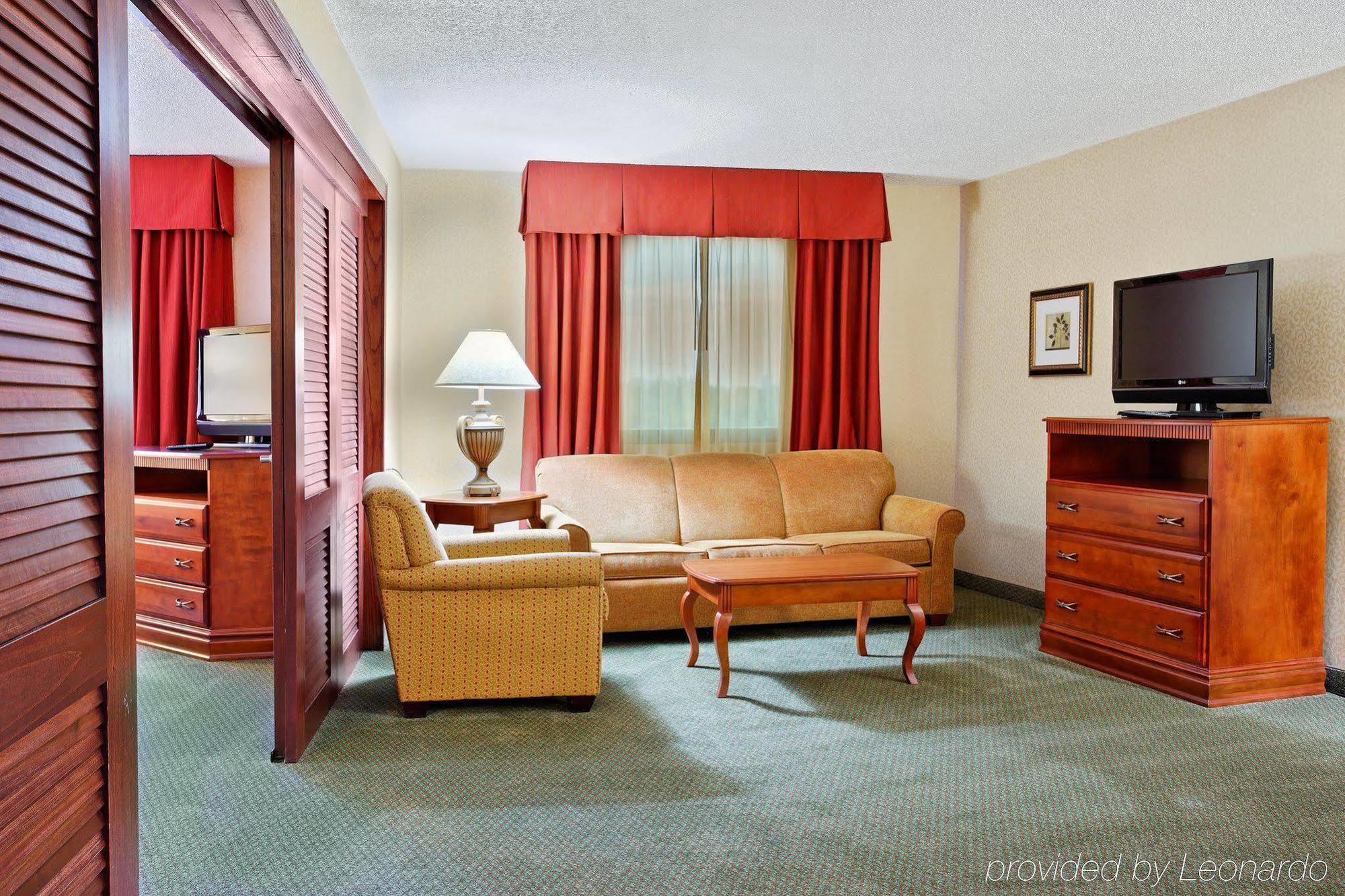 Holiday Inn Express Dallas Market Center By Ihg Room photo