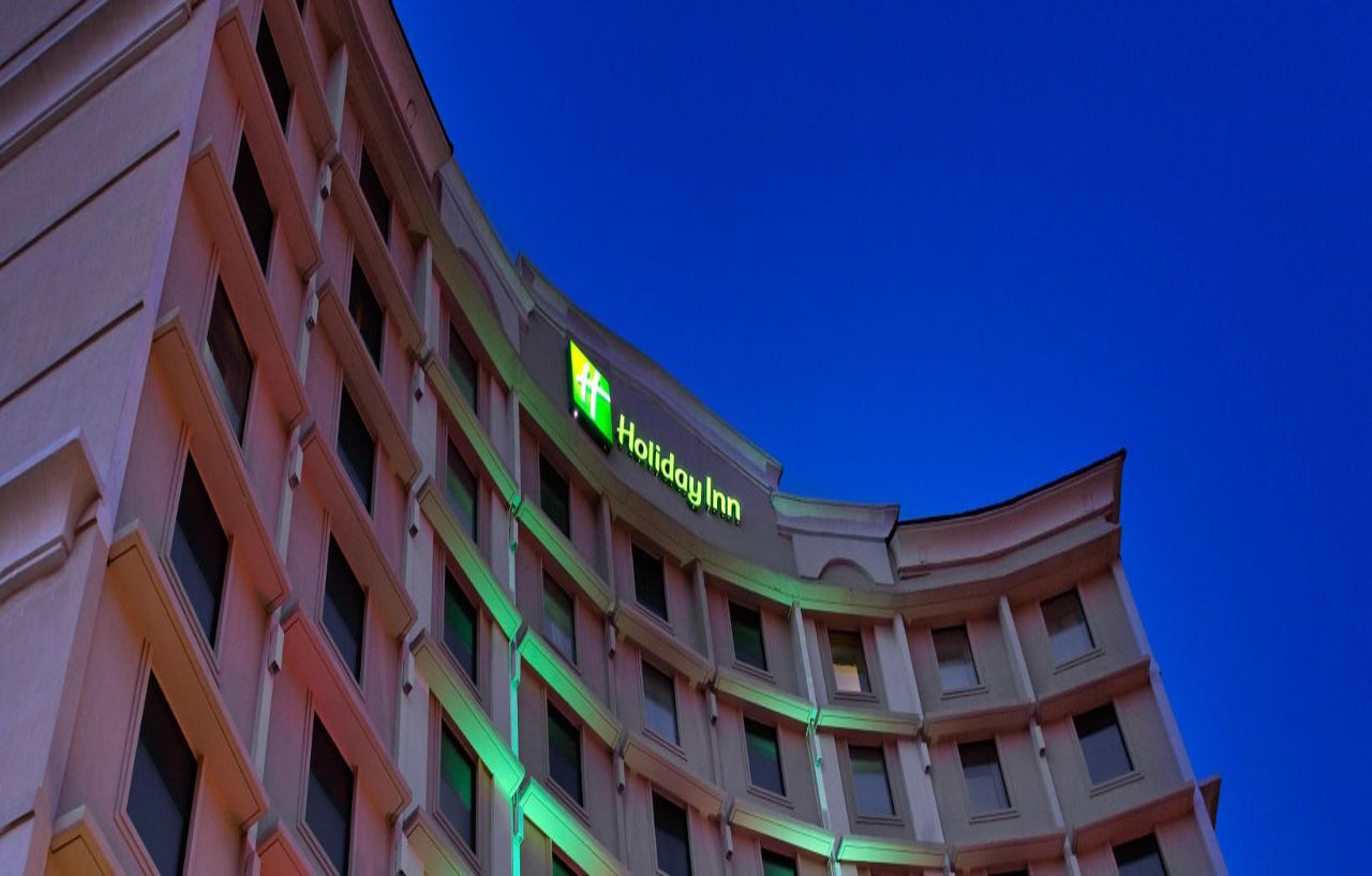 Holiday Inn Express Dallas Market Center By Ihg Exterior photo